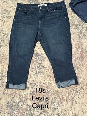 Levi's Women's Dark Wash Capri Jeans Size 18